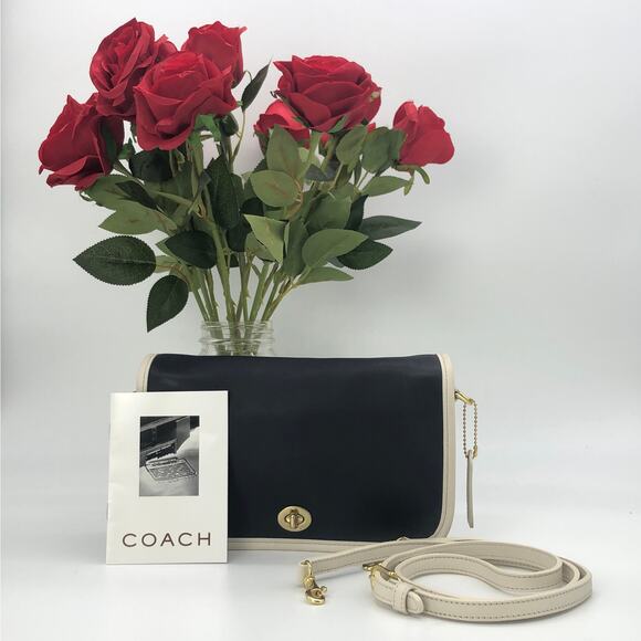 Coach Handbags - LIKE NEW Vintage Coach Spectator Pocket Purse 9668 Navy White